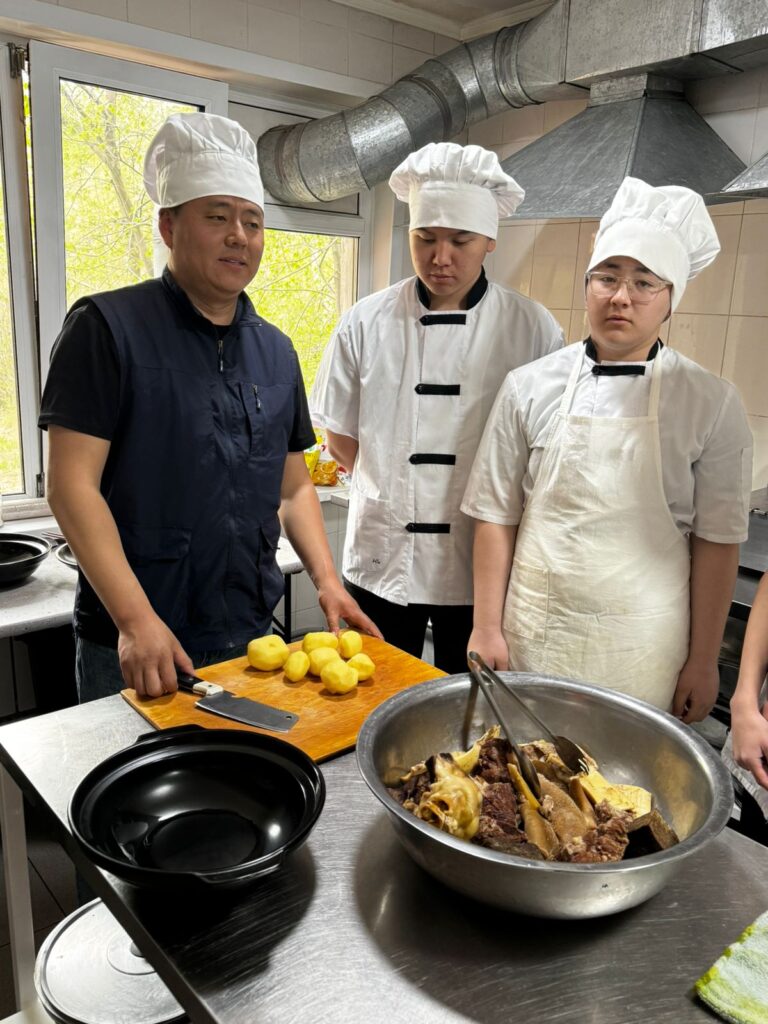 «Тамақтандыруды ұйымдастыру» мамандығының 2 курс студенттерінің тәжірибесіне қатысу